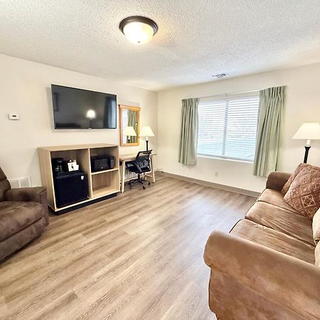 Super 8 By Wyndham Salina/Scenic Hills Area Exterior foto