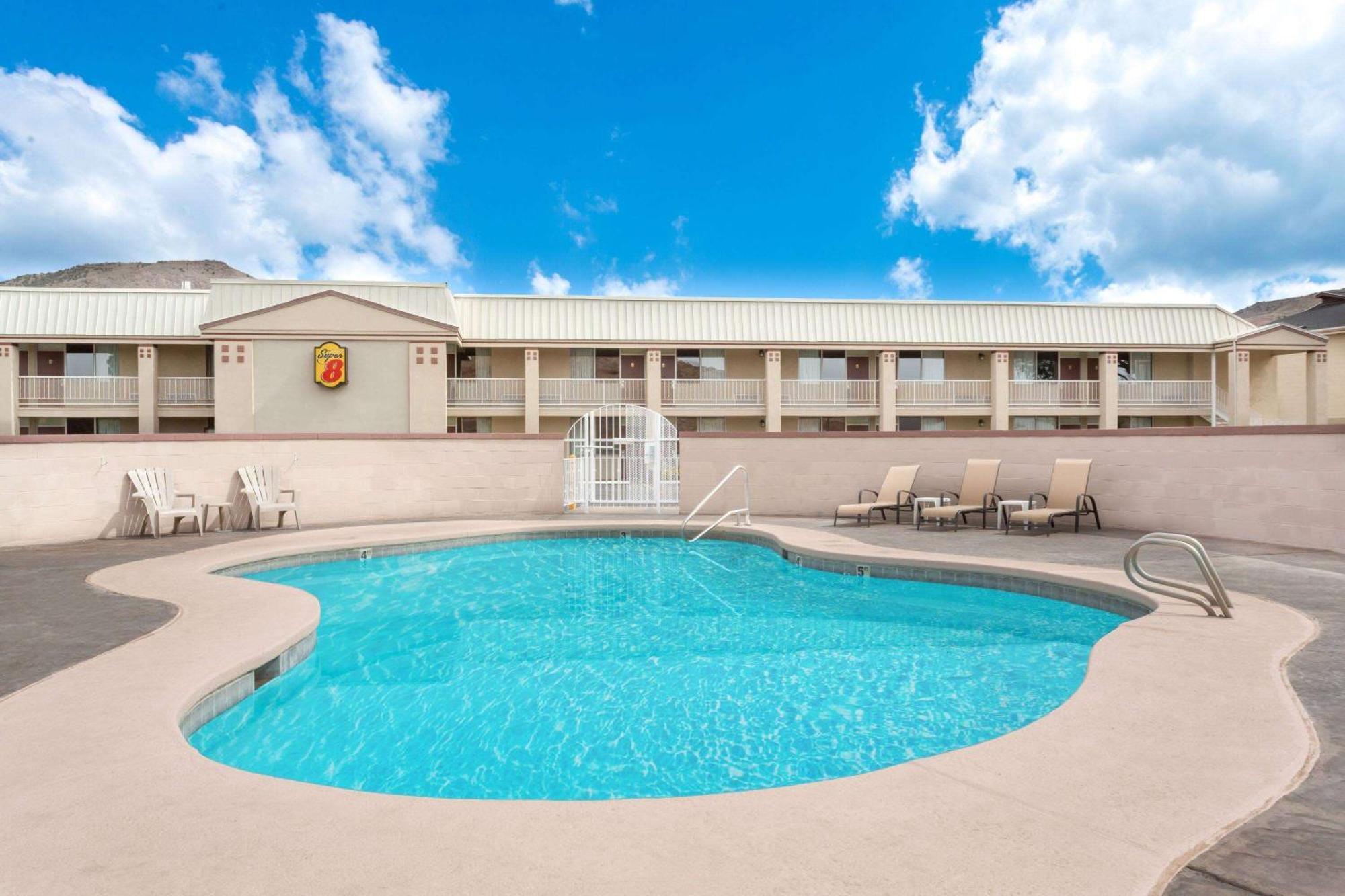 Super 8 By Wyndham Salina/Scenic Hills Area Exterior foto