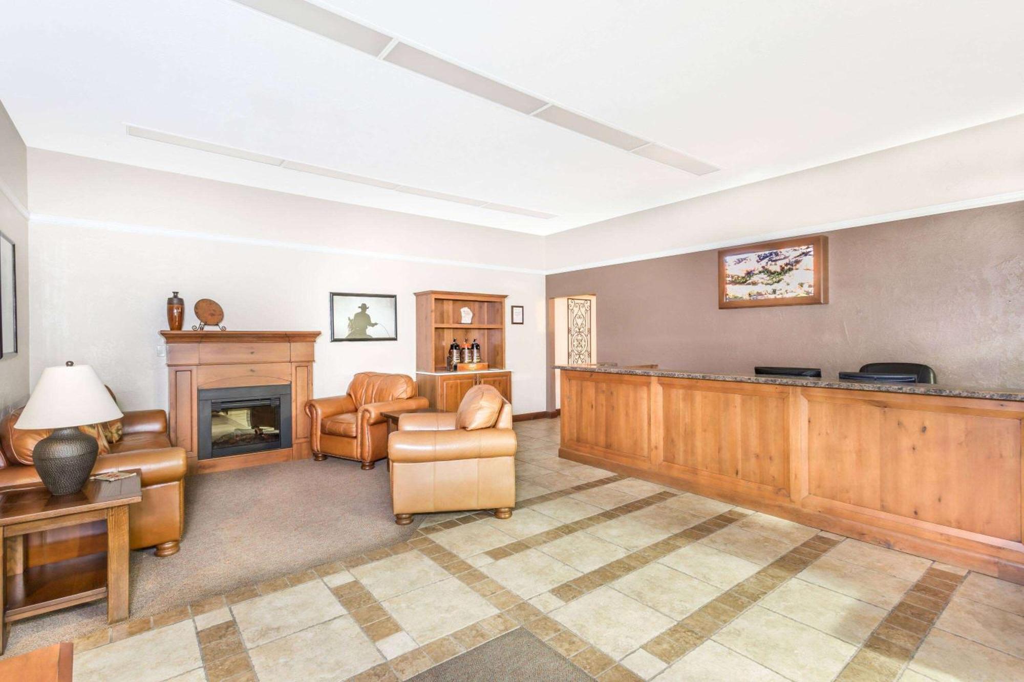 Super 8 By Wyndham Salina/Scenic Hills Area Exterior foto