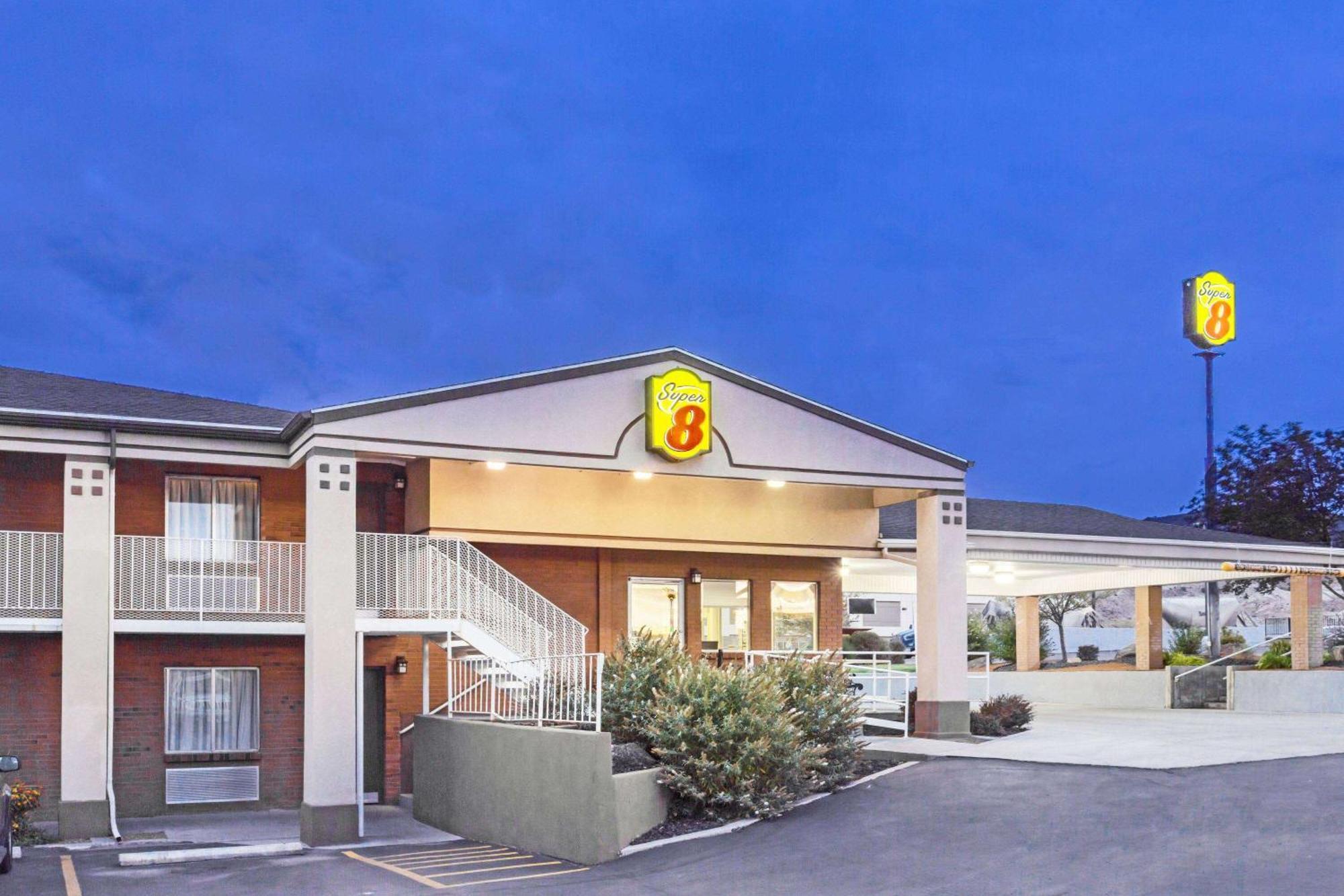 Super 8 By Wyndham Salina/Scenic Hills Area Exterior foto