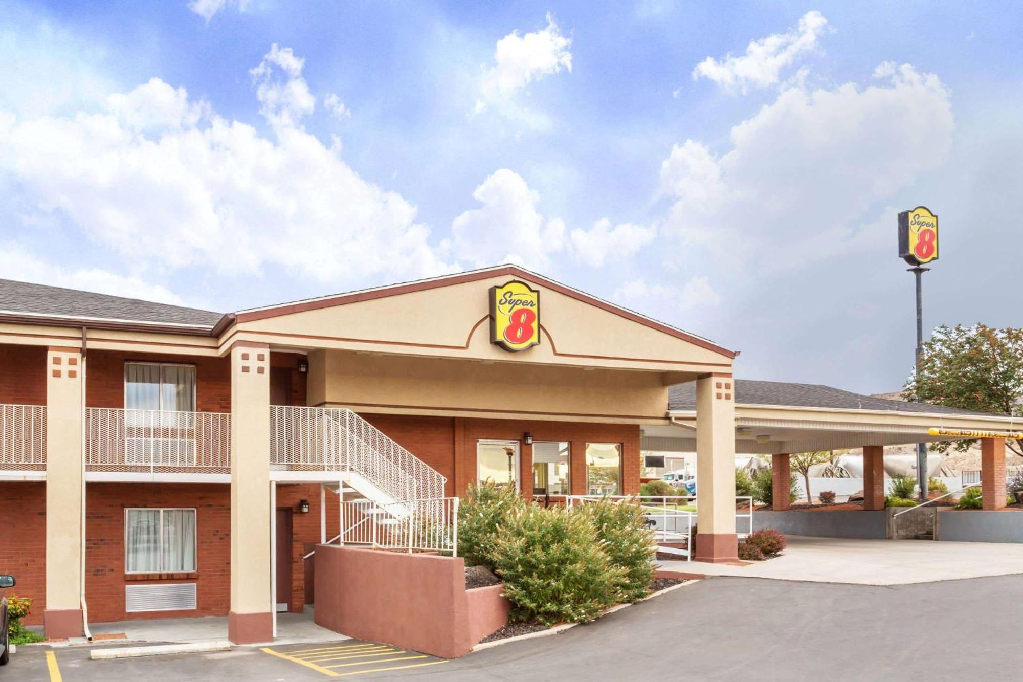 Super 8 By Wyndham Salina/Scenic Hills Area Exterior foto