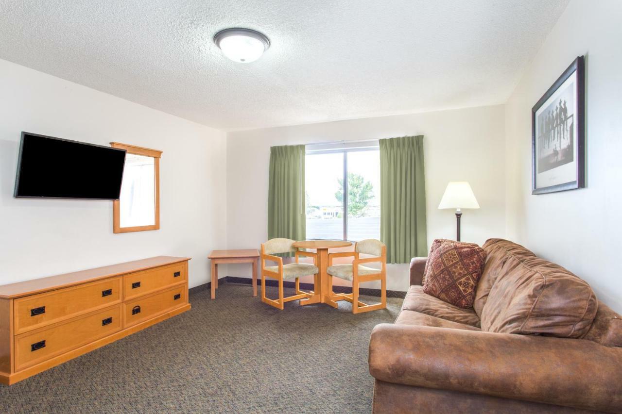 Super 8 By Wyndham Salina/Scenic Hills Area Exterior foto
